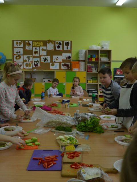 Uczniowie przygotowują kanapki i sałatki