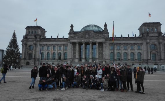 Dzieci pozujące na tle Bundestagu