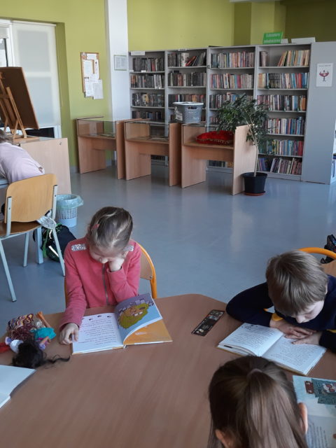 Dzieci w bibliotece szkolnej